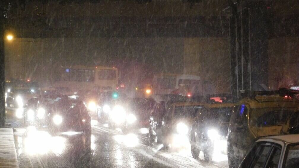     В Петрозаводске транспорт встал в мертвых пробках, на что пожаловались жители города в социальных сетях.