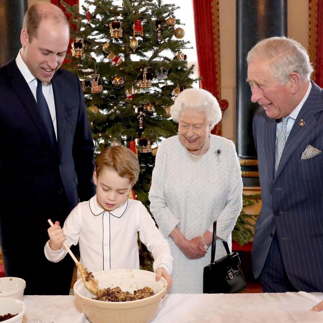   Принц Уильям с сыном, Елизавета II и Карл III @theroyalfamily