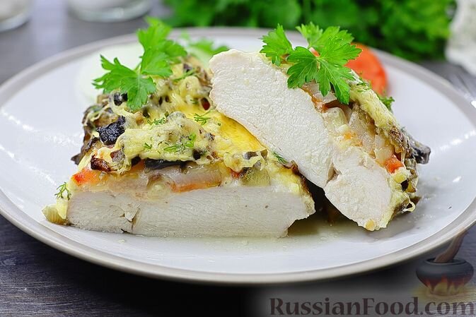 куриное филе, шампиньоны, помидоры, лук репчатый, чеснок, сыр твёрдый, сметана, соль, перец чёрный молотый, масло растительное