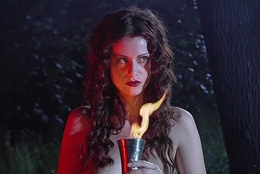 Анна Ковальчук очень органично вжилась в роль ведьмы в "Мастере и Маргарите" . А пришлось ли ей вживаться?))