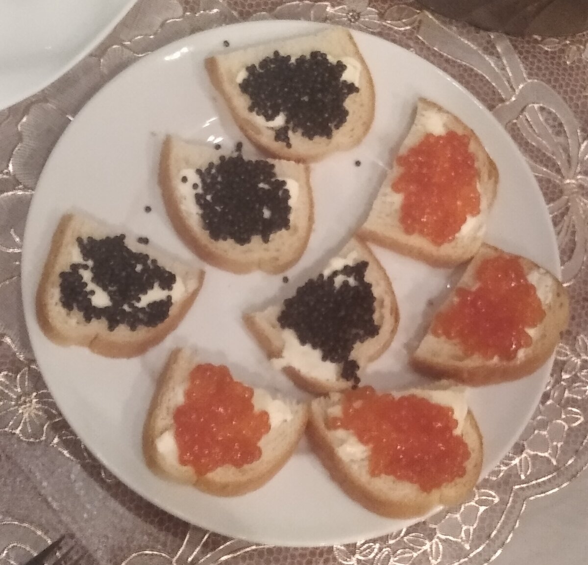 Бутерброды с красной и чёрной икрой