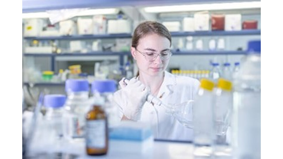 Фото: Пресс-служба СПбПУ📷Студентка четвертого курса СПбПУ Даша Мелентьева, соавтор научной статьи, готовит растворы для определения генотипа мышей