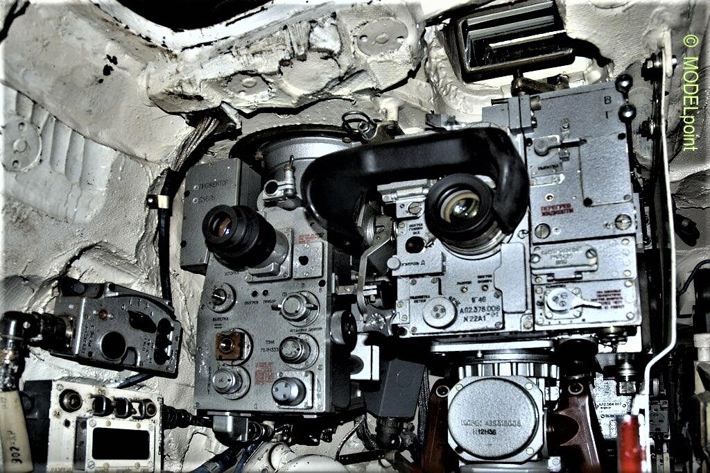 Рабочее место наводчика. Справа- прицел-дальномер-прибор наведения 1Г46; слева-ночной прицел ТПН4-49 "Буран ПА".