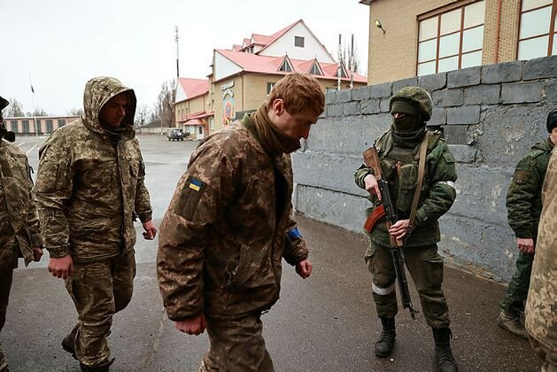    Сдавшиеся украинские военные Фото: ИЗВЕСТИЯ/Павел Волков