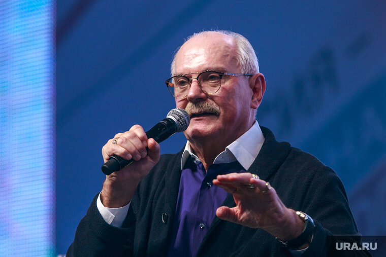    Никита Михалков уже приступил к работе над творческими проектами, заявил Николай Бурляев