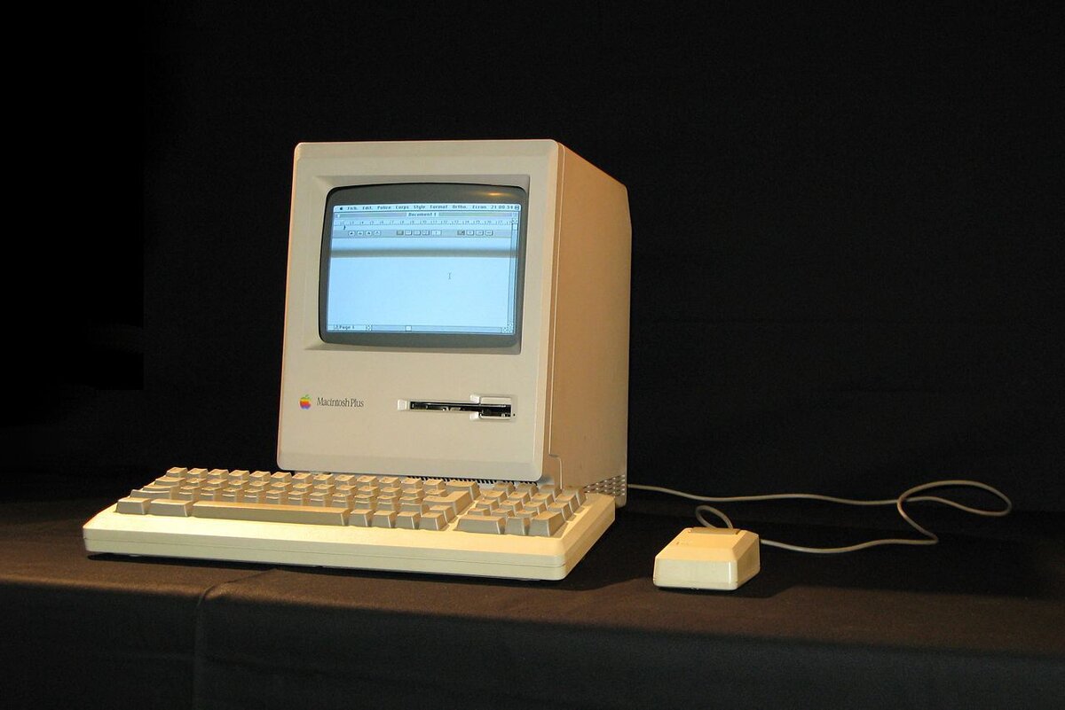 Макинтош 4. Apple Macintosh Plus 1986. Apple Macintosh Plus 1986 год. Первый компьютер Эппл макинтош. Макинтош компьютер 1986.