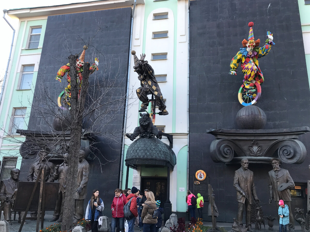 Урс Фишер памятник в Москве. Стол в музее Церетели.