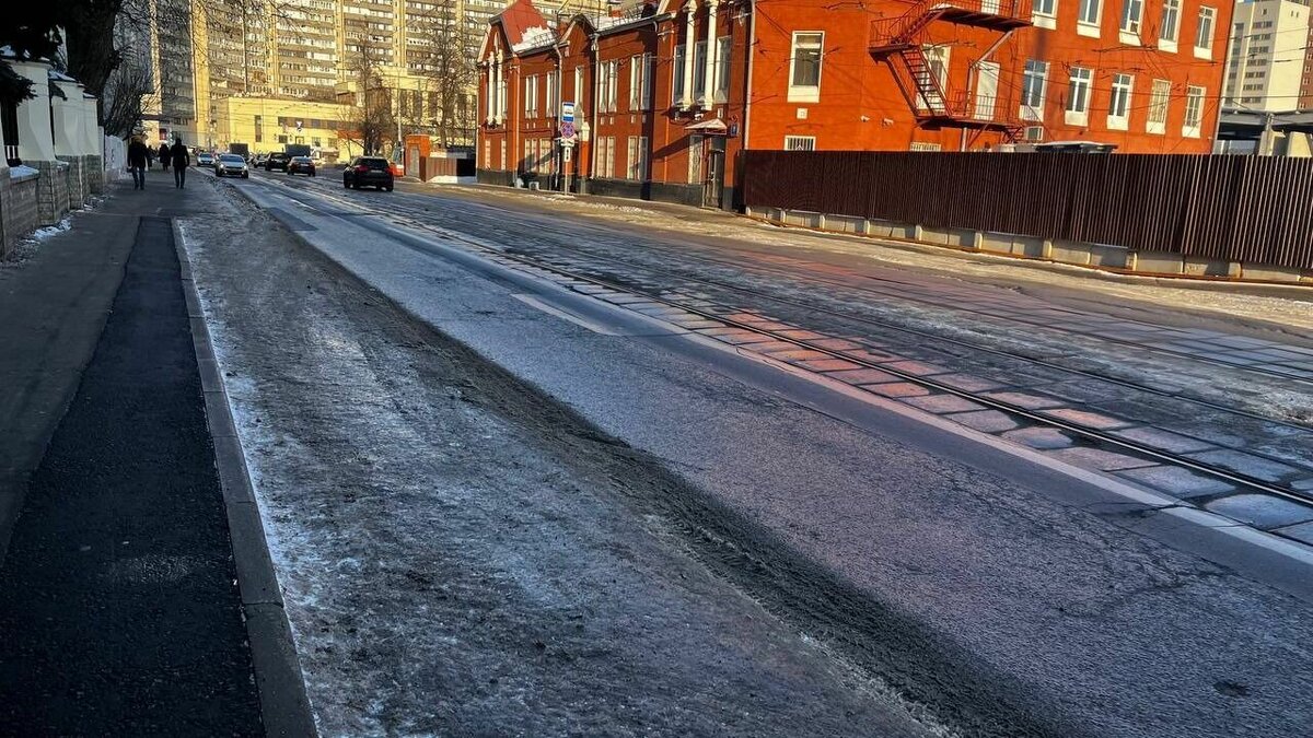     Приморцы, оказавшиеся в начале 2023 года в Москве, отмечают, что тротуары и проезжая часть улиц столицы России убраны очень и очень плохо. И это несмотря на небольшое количество осадков, выпавших в главном городе страны этой зимой.