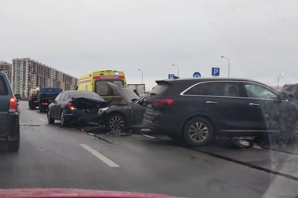     В ДТП были задействованы, как минимум, три автомобиля ФОТО: Мегаполис/ДТП и ЧП Санкт-Петербург