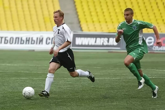 «Торпедо» - «Терек» (Грозный) - 1:2. Торпедовец Александр Панов убегает от соперника.