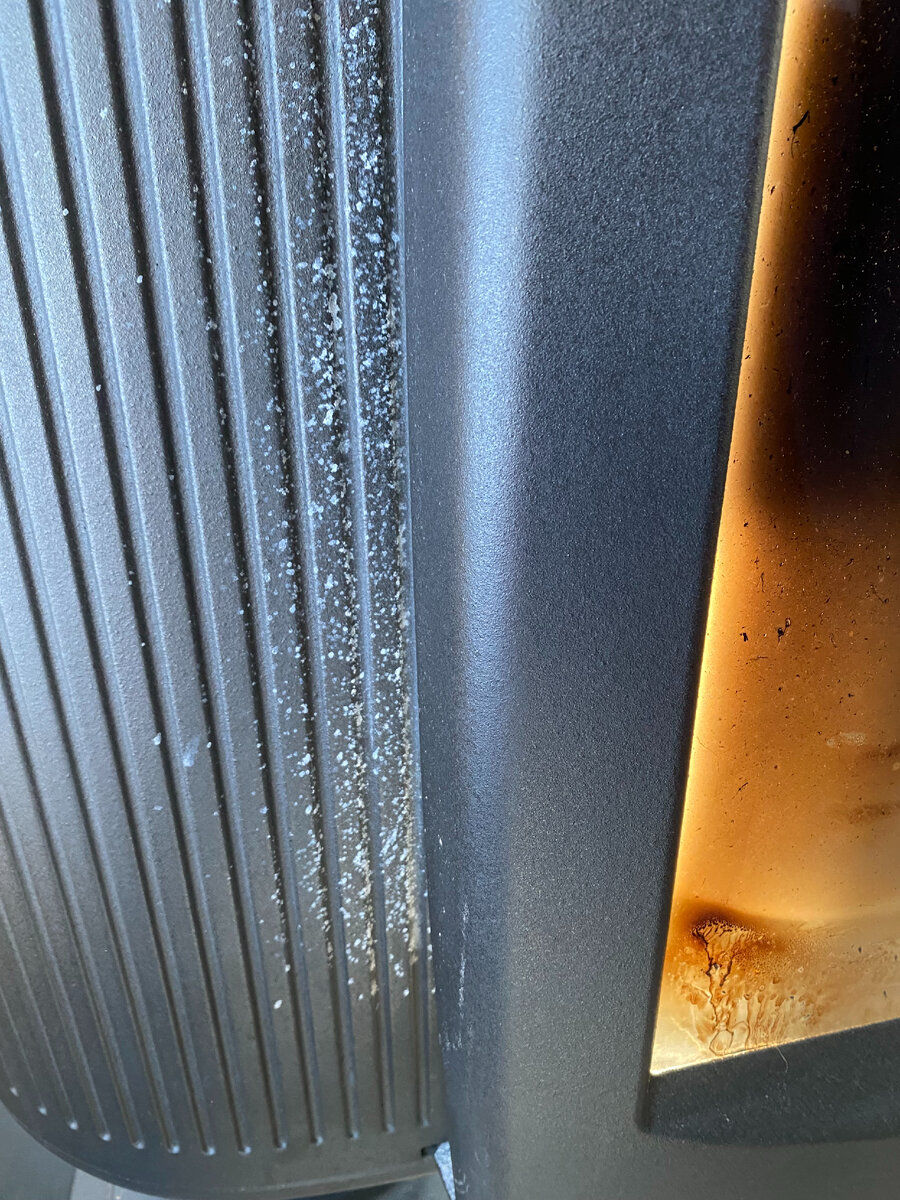 белый налет от предыдущего применения спрея для каминных стекол. А еще больше его летит на пол