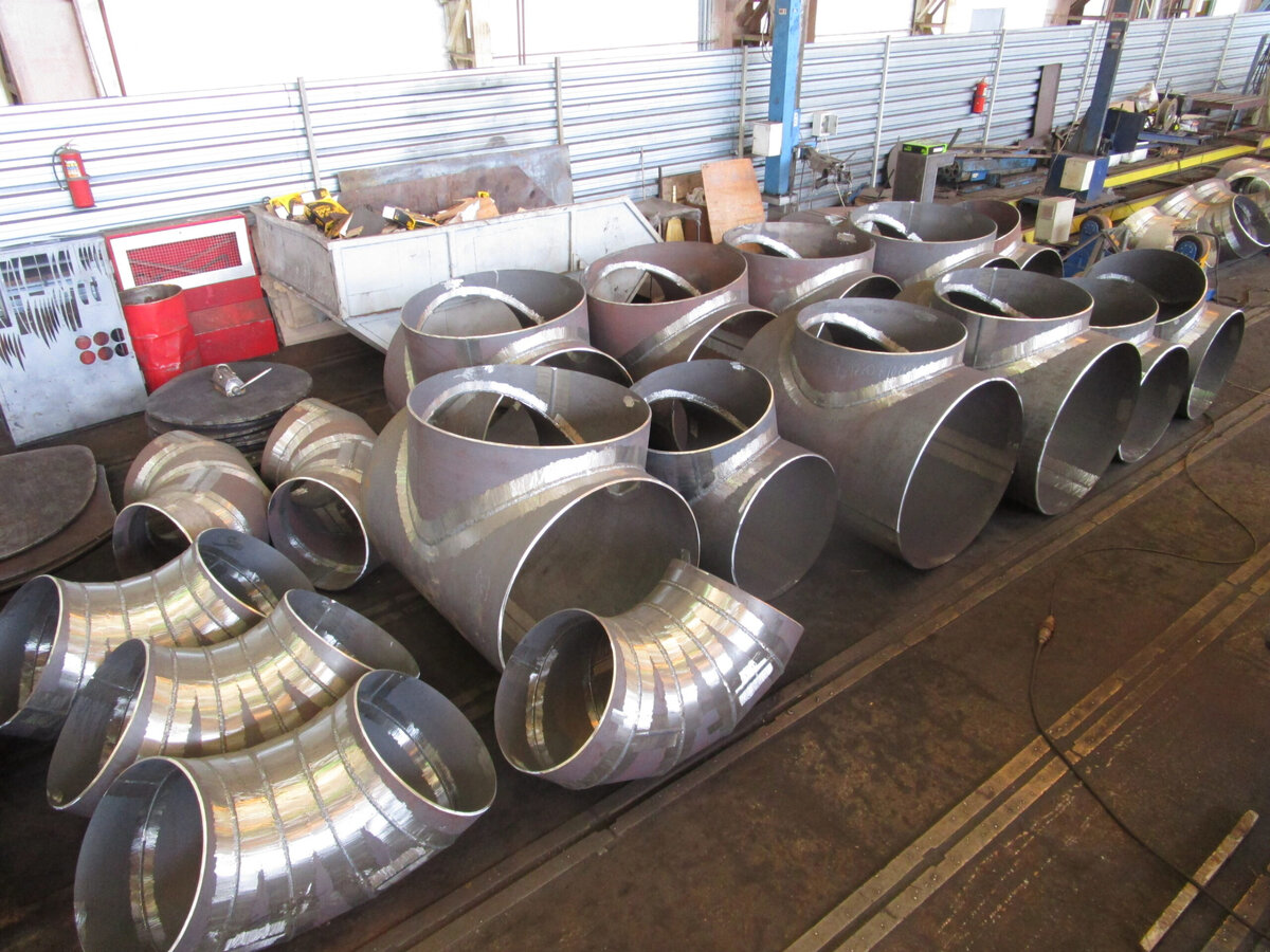 Производим отводы сварные в строгом соответствии с нормами ОСТ 34–10–752–97 (для трубопроводов ТЭС);
ОСТ 36–21–77 (для металлургической, пищевой, нефтяной, химической и других типов промышленности);
СК 2109–92 (для водопроводных сетей);
серией 5.903–13 ТС-583 (для тепловых сетей).
Колено 820х14 Отвод 820х14 ОСТ 34–10–752–97 ОСТ 36–21–77 
Колено 920х10 Отвод 920х10 ОСТ 34–10–752–97
Колено 1020х14 Отвод 1020х14 ОСТ 34–10–752–97

Производим переходы сварные в строгом соответствии с нормами
ОСТ 34–10-753–97 СК 2109–92 Серия 5.903–13 ОСТ 36–22-77
Переход конц. на 920 1020х12–14 ОСТ 34–10.752–97
Переход эксц. на 920 1020х12–14 ОСТ 34–10.752–97 ОСТ 36–22–77 
Переход конц. на 630 1220х12–14 ОСТ 34–10.752–97 ОСТ 36–22–77
Переход эксц. на 630 1220х12–14 ОСТ 34–10.752–97 ОСТ 36–22–77 
Переход конц. на 720 1220х12–14 ОСТ 34–10.752–97 ОСТ 36–22–77
Переход эксц. на 720 1220х12–14 ОСТ 34–10.752–97 ОСТ 36–22–77

Производим тройники в строгом соответствии с нормами
ОСТ 34.10–764 (переходные);
ОСТ 34.10–765 (переходные с накладкой);
ОСТ 34.10–762 (равнопроходные);
ОСТ 34.10–763 (равнопроходные с накладкой);
СК 2109–92 (для водопроводных сетей);
серии 5.903–13 (для тепловых сетей).
Тройник 1200х1200х18–14 ОСТ 34–10.762–97 ОСТ 34–10.763–97 
Тройник 1200х1200х25–18 ОСТ 34–10.762–97ОСТ 34–10.763–97

📍ООО «Техэнергомет»
📱+79302102333
✉zakaz@temnn.ru
🌐www.temnn.ru
temnn.ru