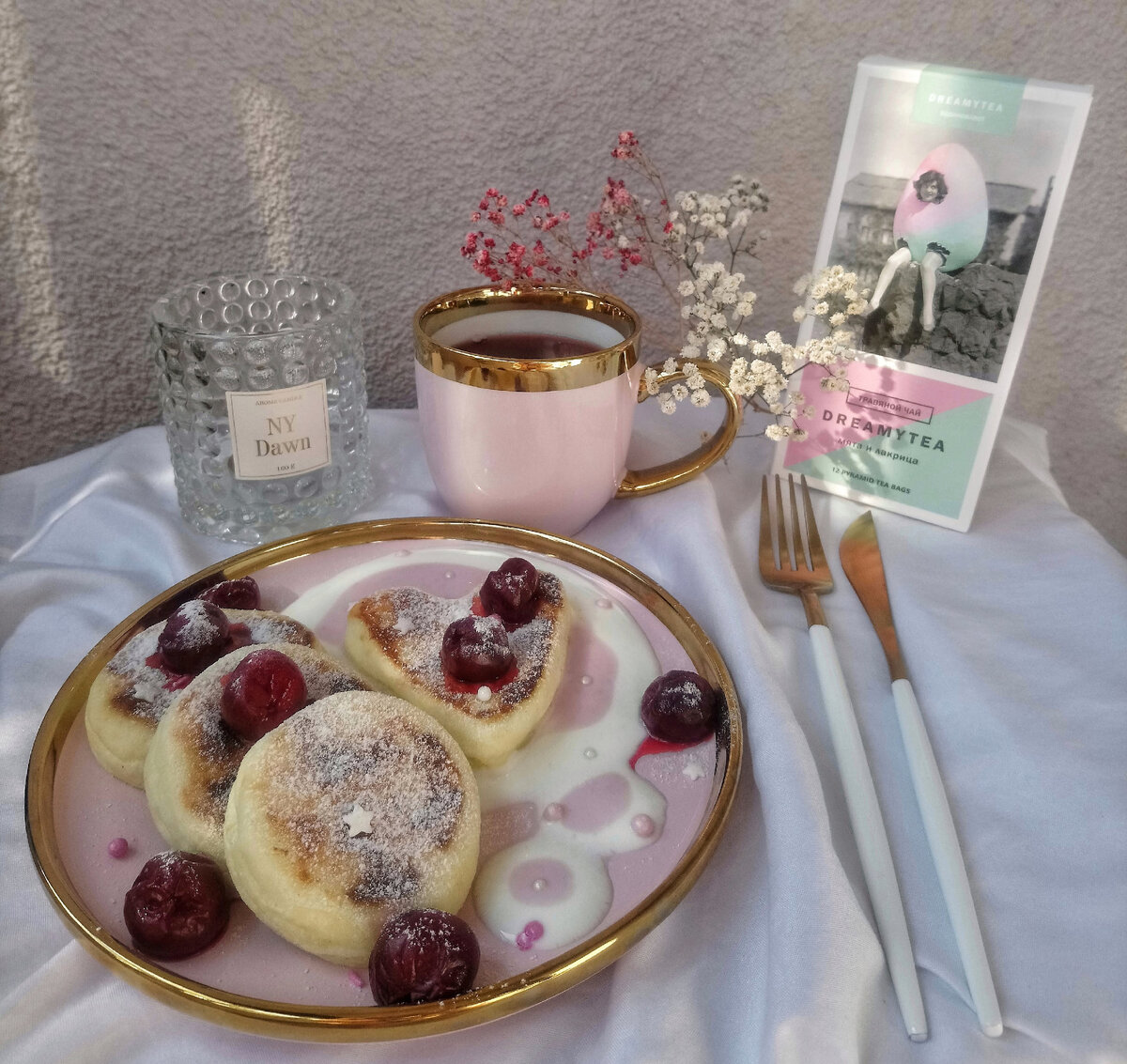 Сырники с вишней и йогуртом