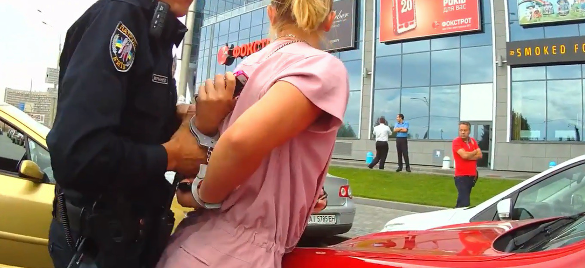 досмотр женщин в аэропорту. омон девушки. жесткий досмотр. стивен мейзел досмотр полиция. полицейские обнимаются.