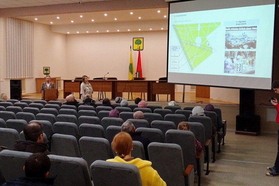     В Липецке обсудили судьбу блошиного рынка Юлия КЛЮЕВА