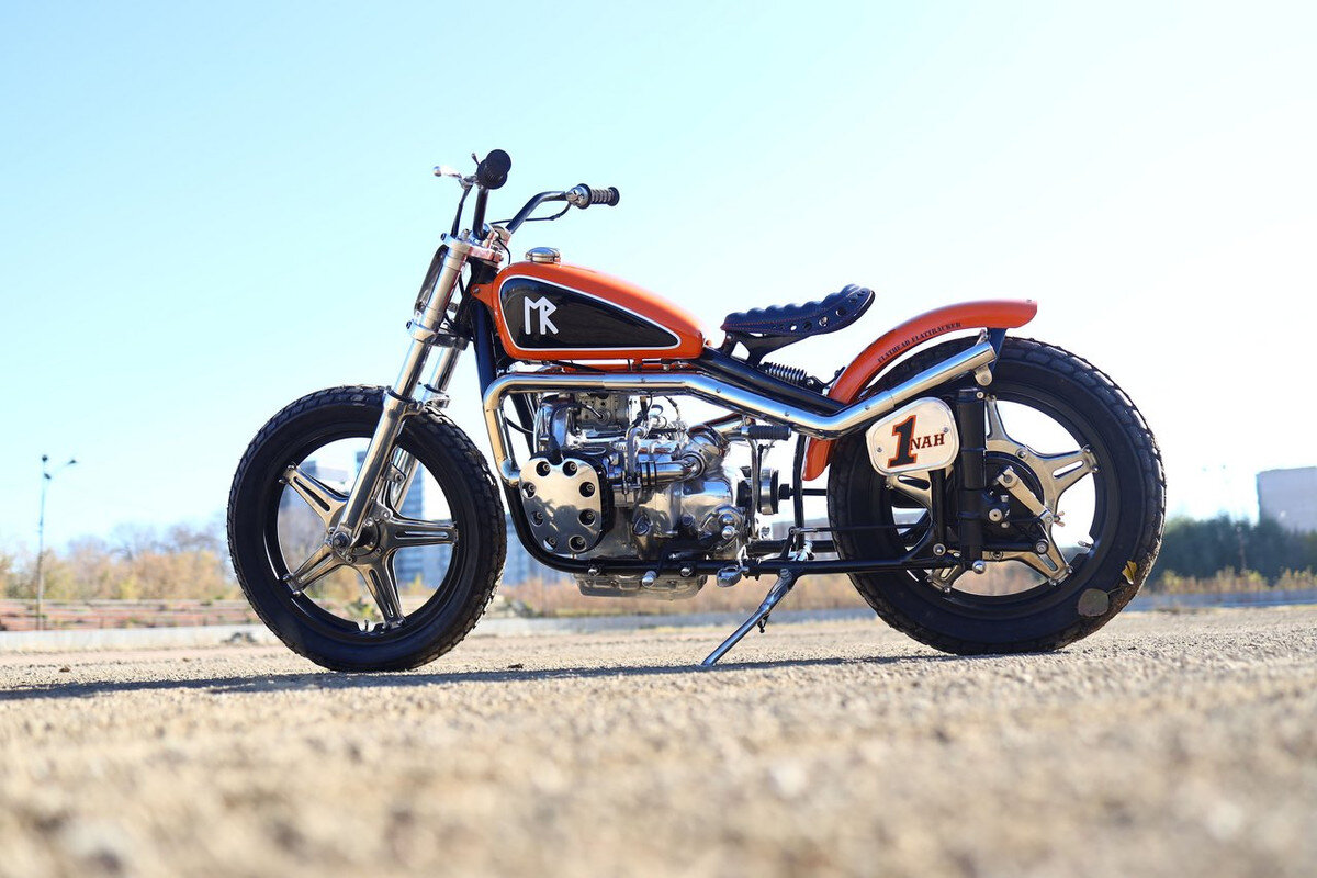 Роман уже 20 лет профессионально занимается кастом-байками. 