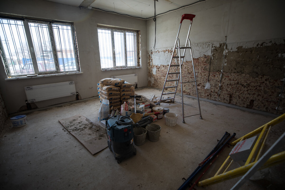 На 1 этаже заводоуправления по-прежнему без изменений, строители заняты на другом объекте (отделочники).