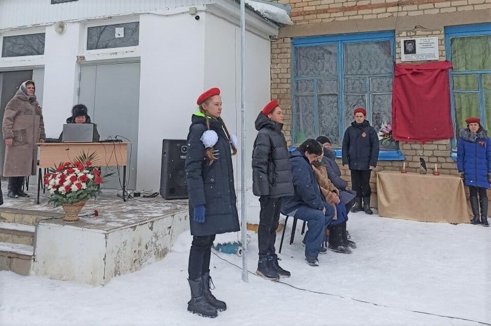     Юнармейскому отряду школы присвоили имя кавалера ордена Мужества Андрея Владимировича Туза. Фото: mayakgazeta.ru