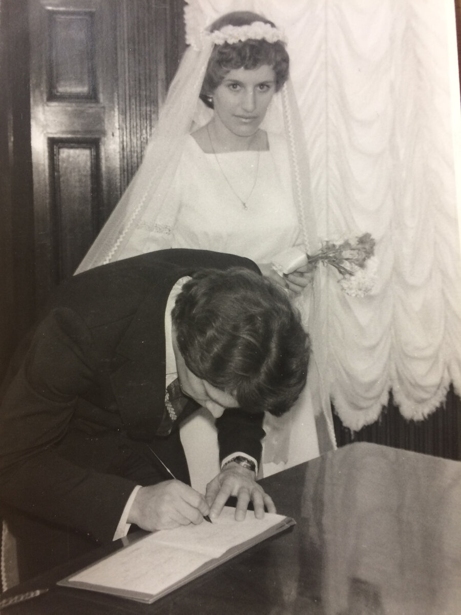 Торжественный момент. Фото из семейного архива