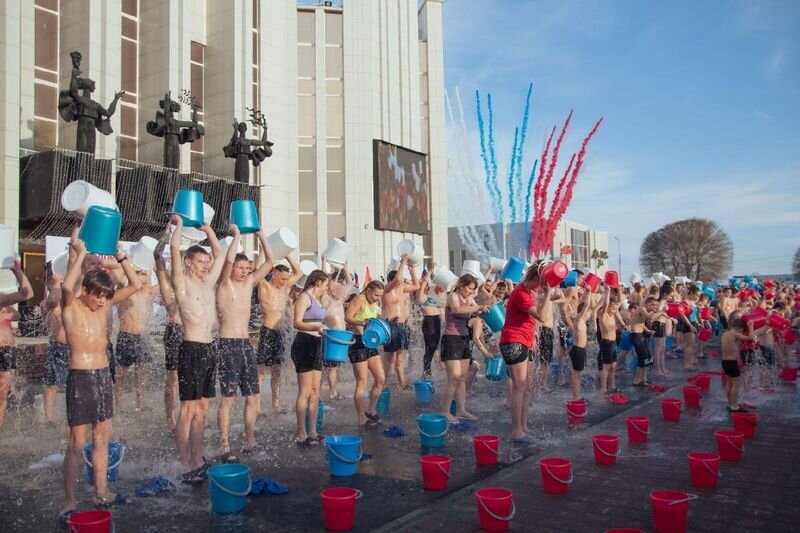 Массовое обливание холодной водой