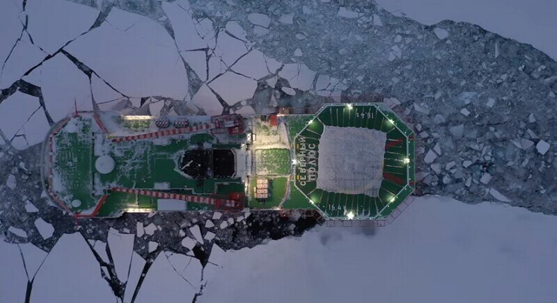    Видео: как ледостойкое судно «Северный полюс» бороздит просторы Арктики