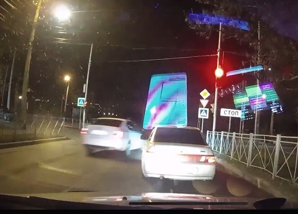     Инцидент произошел в Симферополе. Фото: кадр видео Леонид Липовецкий/Автопартнер Крым Севастополь ДТП/VK