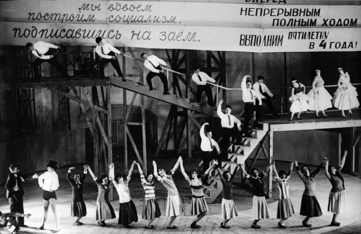 926-й год. Драматург и театральный продюсер из США Холли Флэнаган приехала в Советский Союз – поделиться опытом с этой «экзотической и наверняка отсталой Россией».