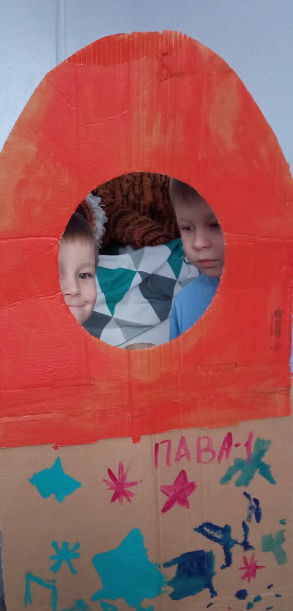 Паша и Вадя в ракете. Улетают