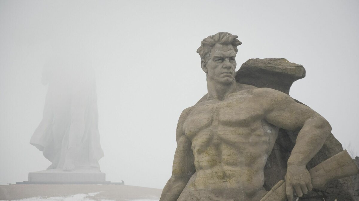     Ровно в полдень на Мамаевом кургане прозвучал традиционный «Выстрел Памяти». Артиллерийский салют прогремел из двух пушек ЗИС-3, использовавшихся во время Сталинградской битвы.