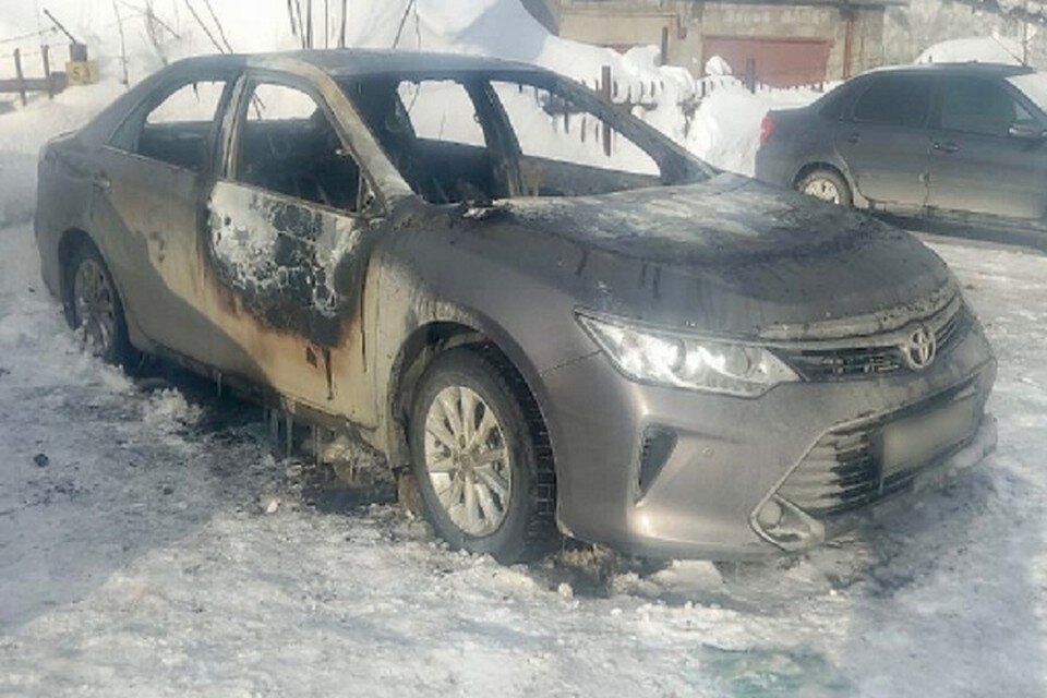     Рано утром сторож услышал с улицы хлопок, выглянув в окно, увидел горящий автомобиль. Фото: пресс-служба ОНДиПР по Нижнему Тагилу