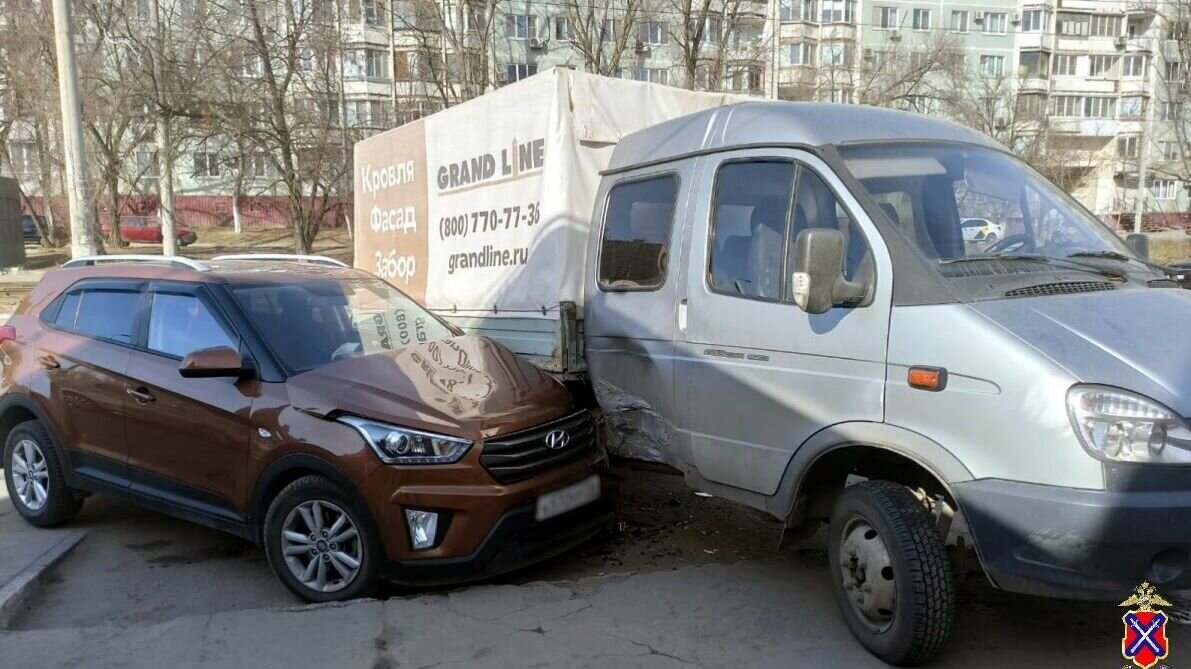     В Советском районе Волгограда двое детей и мать получили травмы в ДТП с грузовиком. Водитель последнего не уступил дорогу легковушке с семьей, сообщает областное ГУ МВД.