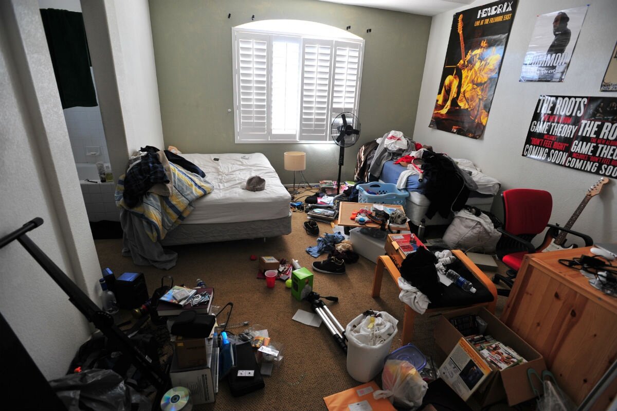 Take your room. Небольшой беспорядок в комнате. Бардак в комнате. Уютный беспорядок в комнате. Грязная комната.