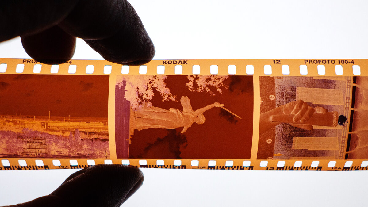 Подготавливаю старую плёнку к оцифровке с помощью слайд-адаптера Nikon ES-E28 и фотоаппарата Nikon Coolpix 5000