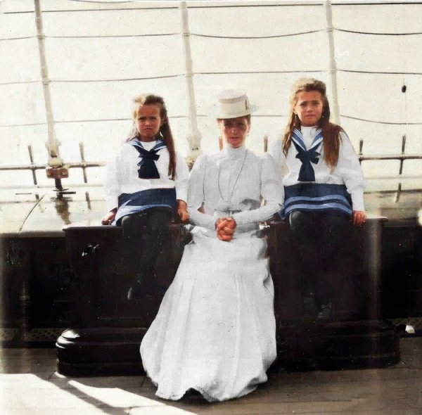 Императрица Александра Федоровна со своими младшими дочерьми Анастасией и Марией