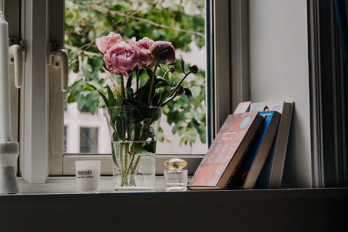     10 вещей, которые ни в коем случае нельзя хранить на подоконнике