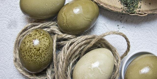    Для получения зелёного цвета для яиц понадобися сушеная крапива.Анна Тихонова