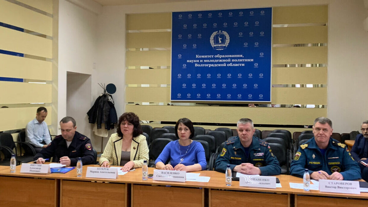     В Волгоградской области на межведомственный учебно-методический сбор собрались руководители летних лагерей. Обсуждались вопросы безопасности детского отдыха, по информации облкомбезопасности.