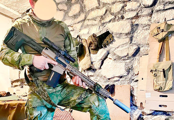Боец с трофейной снайперской винтовкой UAR-10, на базе AR-10 (фото из открытых источников)