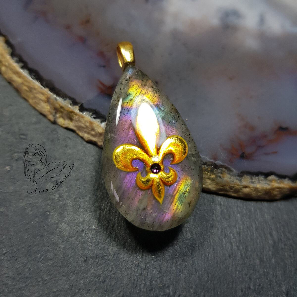 Кулон "Золотой флер-де-лис на лабрадорите". Ювелирная живопись на камне Анны Аметисты