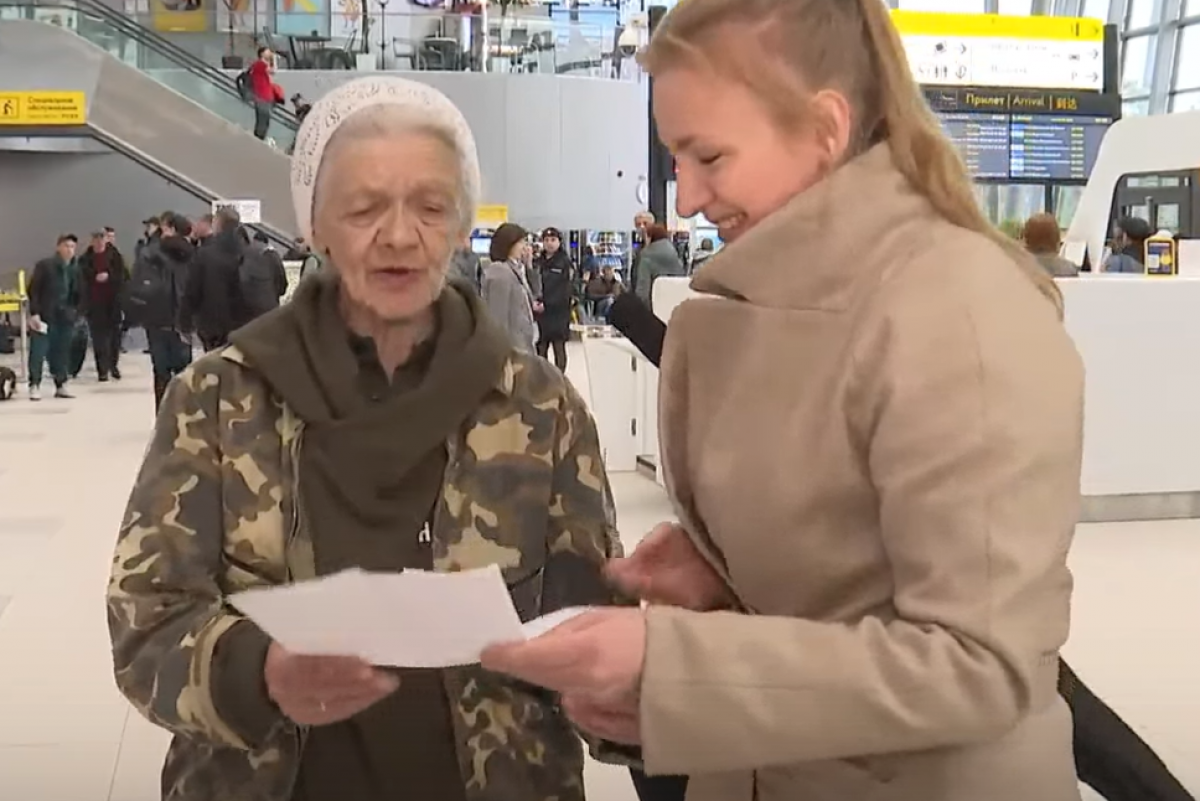    72-летняя Наталья Пасика передала письмо от ребёнка бойцу СВО из Хабаровска