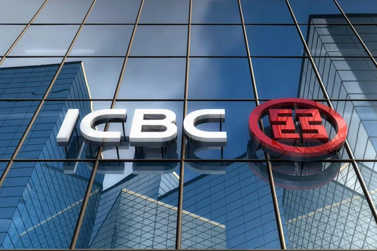 Industrial and Commercial Bank of China Ltd. занимается предоставлением коммерческих банковских и финансовых услуг. Он работает в следующих бизнес-сегментах: корпоративный банкинг, персональный банкинг, казначейские операции и другие. Сегмент корпоративных банковских услуг предоставляет корпоративным кредитам, торговому финансированию, депозитным операциям, услугам по управлению корпоративным капиталом, депозитарной деятельности и различным видам корпоративных посреднических услуг для корпораций, государственных учреждений и финансовых учреждений. Сегмент Personal Banking предлагает персональным кредитам, депозитным операциям, карточному бизнесу, услугам по управлению личным капиталом и различным видам личных посреднических услуг для индивидуальных клиентов. Сегмент казначейских операций охватывает операции денежного рынка, инвестиционные ценные бумаги, операции с иностранной валютой и удержание производных позиций за свой счет или от имени клиентов. Сегмент «Прочие» включает активы, обязательства, доходы и расходы, которые не могут быть отнесены к сегменту. Компания была основана 1 января 1984 года и имеет штаб-квартиру в Пекине, Китай.