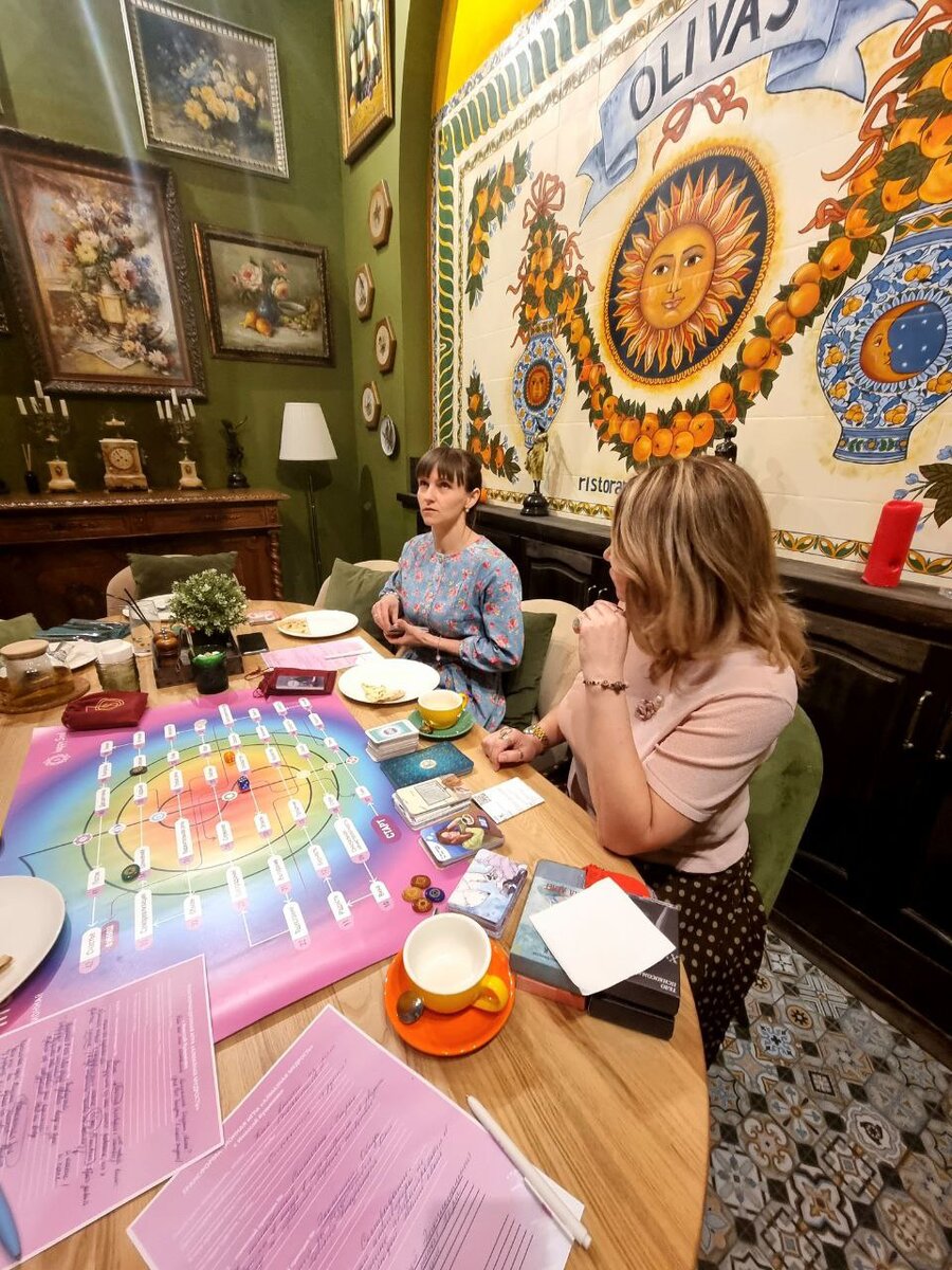 Процесс игры. Игрок достаёт карту-подсказку к тому слову, на которое попала. Проводник (то есть я) помогает расшифровать послание