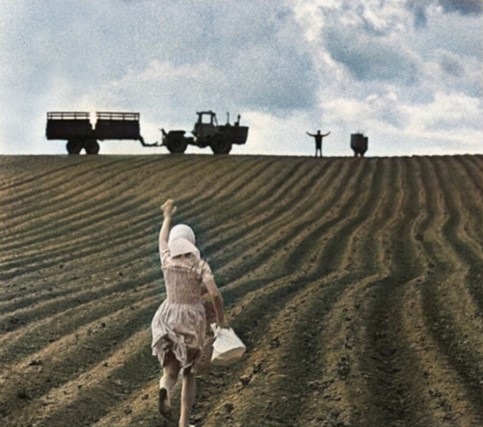 Традиции передаются из поколения в поколение. Голодное военное прошлое научило советских людей бережно относиться не только к вещам, но и к близким людям.-6