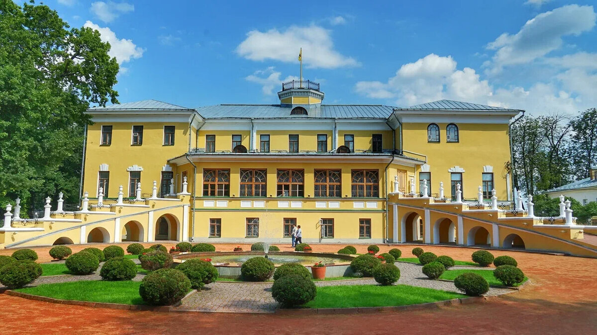 Вокруг Губернаторского дома раскинулись сады, где проводят музыкальные вечера фестивали, можно сделать красивые фотографии у сакуры и маньчжурского абрикоса. Сады открыты с мая по октябрь.