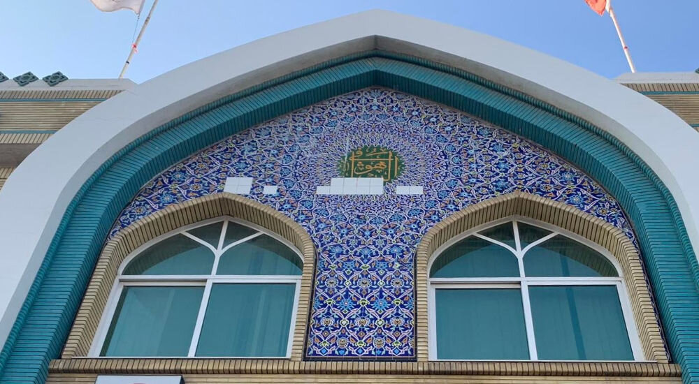 Поликлиника иранского госпиталя в Дубае. Мозаика над центральным входом.