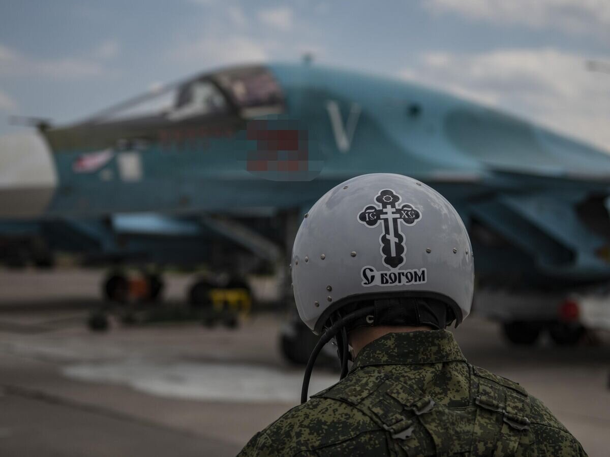    Пилот истребителя-бомбардировщика Су-34 ВКС РФ на аэродроме в зоне проведения спецоперации© РИА Новости / Валентин Капустин