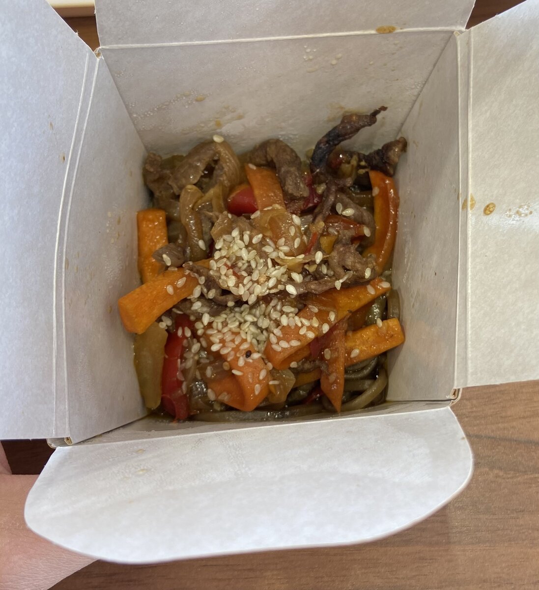 Гречневая лапша с говядиной 293 руб. (260 грамм). По виду не очень много, что касается самой лапши, то она хорошо сварена. Этим блюдом хорошо перекусите, но чтобы наесться, надо брать что-то ещё. Минус то, что много масла и внизу прям ложкой можно черпать. Самой говядины не очень много, а если и есть, то суховато, греют в микроволновке , хотя есть своя кухня. Для заправки норм, цена , если сравнивать с московскими, нормальная. Оценка 4- из 5.