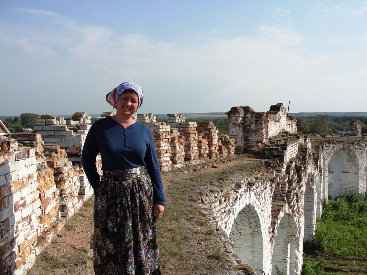 Фото автора. Я иду по стенам монастыря.