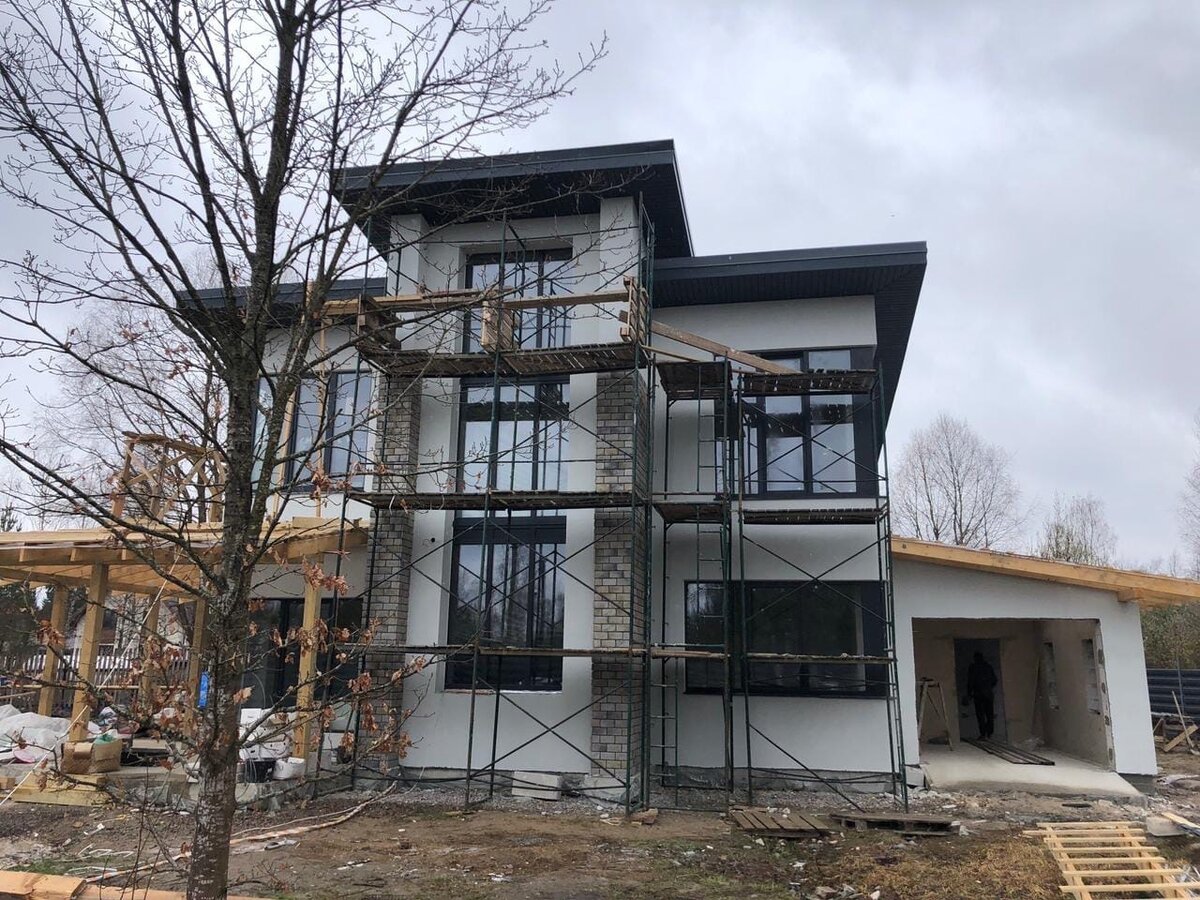 Двухэтажный дом по проекту Любовь от компании ilrusstroy.ru ( На фото дом в завершающей стадии строительства. 