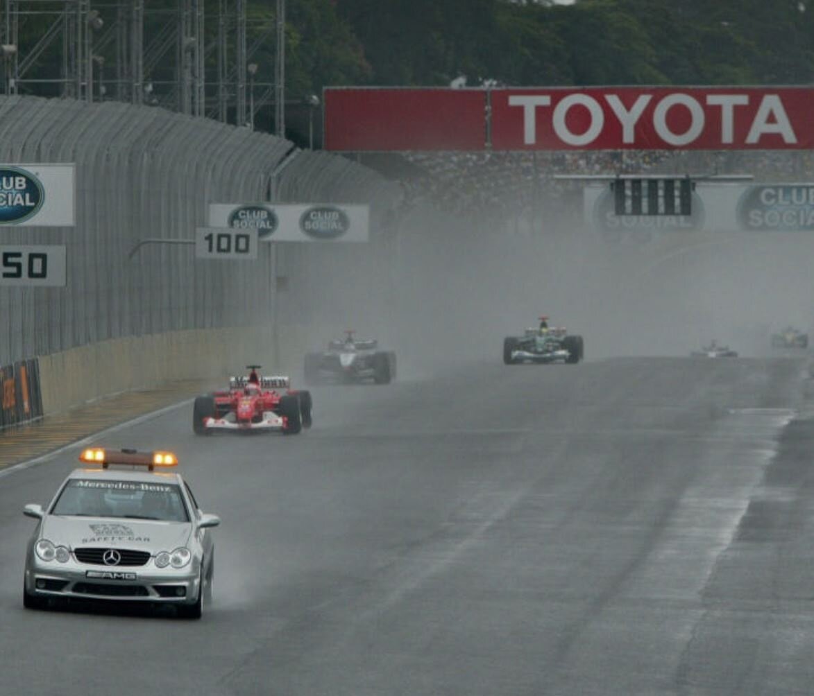 Баррикелло лидировал в гонке, но в итоге остановился с пустым баком...